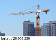 Башенный подъемный кран на строительстве нового жилого дома на фоне новостроек в Химках (2017 год). Стоковое фото, фотограф Александр Замараев / Фотобанк Лори