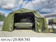 Быстровозводимый надувной ангар для ремонта и обслуживания военной техники на Международном военно-техническом форуме "Армия-2018" Редакционное фото, фотограф Игорь Долгов / Фотобанк Лори