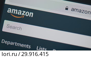 Фрагмент страницы Amazon.com на экране смартфона (2019 год). Редакционное фото, фотограф E. O. / Фотобанк Лори