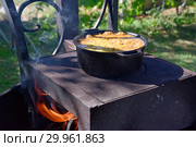 Приготовление плова в чугунной кастрюле на мангале (2018 год). Редакционное фото, фотограф Юрий Морозов / Фотобанк Лори