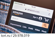 Сайт Amazon.com на экране мобильного телефона (крупный план) (2019 год). Редакционное фото, фотограф E. O. / Фотобанк Лори
