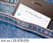 Cайт Twitter на экране сотового телефона. Смартфон в кармане джинсовых штанов (2019 год). Редакционное фото, фотограф E. O. / Фотобанк Лори