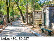 A view of the Pere Lachaise, the most famous cemetery of Paris, France, with the tombs of very famous people (2018 год). Редакционное фото, фотограф Николай Коржов / Фотобанк Лори