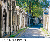 A view of the Pere Lachaise, the most famous cemetery of Paris, France, with the tombs of very famous people (2018 год). Стоковое фото, фотограф Николай Коржов / Фотобанк Лори
