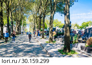 A view of the Pere Lachaise, the most famous cemetery of Paris, France, with the tombs of very famous people (2018 год). Редакционное фото, фотограф Николай Коржов / Фотобанк Лори