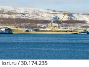Тяжёлый авианесущий крейсер "Адмирал Кузнецов" на стоянке в Кольском заливе. Мурманск (2019 год). Редакционное фото, фотограф Виктор Карасев / Фотобанк Лори