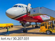 Среднемагистральный узкофюзеляжный пассажирский самолёт ТУ-204 авиакомпании Red Wings Airlines («Красные крылья») в международном аэропорту Краснодар (Пашковский) (2018 год). Редакционное фото, фотограф Владимир Сергеев / Фотобанк Лори