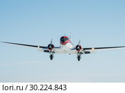 Самолет Douglas DC-3 в полете. Aircraft Douglas DC-3 in flight (2015 год). Редакционное фото, фотограф Евгений Романов / Фотобанк Лори