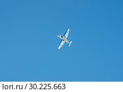 Yakovlev Yak-18T выполняет фигуры высшего пилотажа. Aircraft Yakovlev Yak-18T performs aerobatics (2015 год). Редакционное фото, фотограф Евгений Романов / Фотобанк Лори