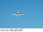 Yakovlev Yak-18T выполняет фигуры высшего пилотажа. Aircraft Yakovlev Yak-18T performs aerobatics (2015 год). Редакционное фото, фотограф Евгений Романов / Фотобанк Лори