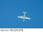 Yakovlev Yak-18T выполняет фигуры высшего пилотажа. Aircraft Yakovlev Yak-18T performs aerobatics (2015 год). Редакционное фото, фотограф Евгений Романов / Фотобанк Лори