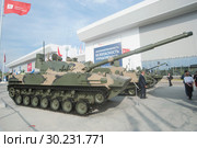Самоходная противотанковая десантная пушка 2С25М "Спрут-СДМ1" стоит в экспозиции на Международном военно-техническом форуме "Армия-2017", Кубинка, Московская область, вид сбоку. Редакционное фото, фотограф Малышев Андрей / Фотобанк Лори