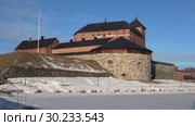 Панорама старинной крепости-тюрьмы солнечным мартовским днем. Хямеэнлинна, Финляндия (2019 год). Стоковое видео, видеограф Виктор Карасев / Фотобанк Лори