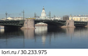 Солнечный апрельский день у Дворцового моста (таймлапс). Санкт-Петербург, Россия (2018 год). Стоковое видео, видеограф Виктор Карасев / Фотобанк Лори