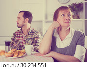 Elderly mother resents her son. Стоковое фото, фотограф Яков Филимонов / Фотобанк Лори