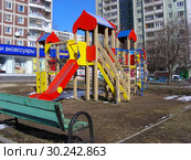 Детская игровая площадка на улице Пришвина. Район Бибирево. Москва (2015 год). Редакционное фото, фотограф lana1501 / Фотобанк Лори