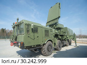 Российская радиолокационная станция - всевысотный обнаружитель 96Л6Е в новом парке "Патриот", вид слева (2016 год). Редакционное фото, фотограф Малышев Андрей / Фотобанк Лори