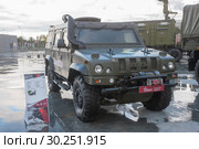 Итальянский бронированный автомобиль Iveco LMV M65 Lynx «Рысь» с эмблемой ВДВ (собранный из машинокомплектов в России) на Международном военно-техническом форуме «Армия-2017», вид сбоку-спереди. Редакционное фото, фотограф Малышев Андрей / Фотобанк Лори