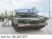 Российский основной газотурбинный танк Т-80Б в экспозиции парка "Патриот" в Московской области, вид сзади (2016 год). Редакционное фото, фотограф Малышев Андрей / Фотобанк Лори