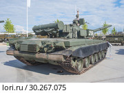 Российский основной газотурбинный танк Т-80Б в экспозиции парка "Патриот" в Московской области, вид справа-сзади (2016 год). Редакционное фото, фотограф Малышев Андрей / Фотобанк Лори