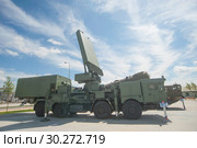Российская радиолокационная станция всевысотный обнаружитель 96Л6Е в новом парке "Патриот", вид справа (2016 год). Редакционное фото, фотограф Малышев Андрей / Фотобанк Лори