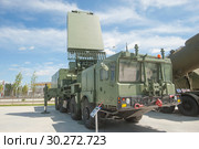 Российская радиолокационная станция всевысотный обнаружитель 96Л6Е в новом парке "Патриот", вид справа-спереди (2016 год). Редакционное фото, фотограф Малышев Андрей / Фотобанк Лори