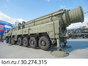 Российская пусковая установка 15У168 комплекса «Тополь» с межконтинентальной баллистической ракетой РС-12М (по классификации НАТО SS-25 Sickle) в военно-патриотическом парке "Патриот", вид сбоку-сзади (2016 год). Редакционное фото, фотограф Малышев Андрей / Фотобанк Лори
