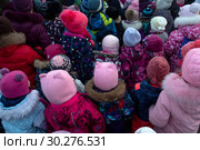 Большая группа маленьких детей в зимней одежде на улице города Москвы, Россия (2019 год). Редакционное фото, фотограф Николай Винокуров / Фотобанк Лори