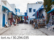 Центральные улицы сине-белого города Сиди-Бу-Саид (Sidi Bou Said) с сувенирными лавками. Тунис, Африка (2012 год). Редакционное фото, фотограф Кекяляйнен Андрей / Фотобанк Лори