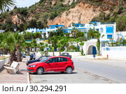 Сине-белая деревня Сиди-Бу-Саид (Sidi Bou Said). Жилые дома на берегу моря и в предгорье. Тунис, Африка. (2012 год). Редакционное фото, фотограф Кекяляйнен Андрей / Фотобанк Лори