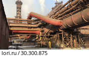 Инфраструктура доменной печи с трубопроводами, свечой дожига газа, металлургический завод. Стоковое видео, видеограф Кекяляйнен Андрей / Фотобанк Лори