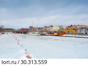 A view of buildings in the Porvoo Old Town, Finland (2019 год). Редакционное фото, фотограф Ольга Визави / Фотобанк Лори