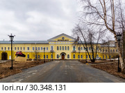 Фасад и проходная Онежского тракторного завода в Петрозаводске (2014 год). Редакционное фото, фотограф Sergei Gorin / Фотобанк Лори