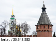 Город Тула. Городской пейзаж с видом на Тульский кремль. Спасская башня на фоне серого неба. Вид с Союзной улицы зимой (2019 год). Редакционное фото, фотограф Игорь Низов / Фотобанк Лори