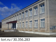 Коменская средняя общеобразовательная школа. Поселок Кома. Прибайкальский район. Республика Бурятия (2019 год). Стоковое фото, фотограф Валерий Митяшов / Фотобанк Лори