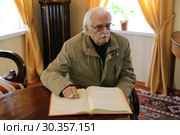 Режиссёр Марлен Хуциев в музее-заповеднике М.Ю.Лермонтова (2015 год). Стоковое фото, фотограф Валерий Шилов / Фотобанк Лори