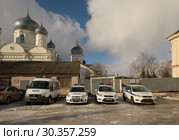 Автомобили военной автоинспекции на фоне неба и собора (2019 год). Редакционное фото, фотограф Сапрыгин Сергей / Фотобанк Лори