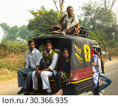 The people of India go by transport (2012 год). Редакционное фото, фотограф Игорь Жоров / Фотобанк Лори