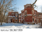 Руины главного здания старинной усадьбы баронов Врангелей солнечным зимним днем. Торосово, Ленинградская область. Россия (2012 год). Стоковое фото, фотограф Виктор Карасев / Фотобанк Лори
