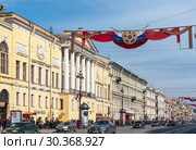 Невский проспект. Дом Ф. Н. Петрово-Соловово - Дом Бенардаки - Дом Юсуповых. Украшение к Дню Победы. Санкт-Петербург (2017 год). Редакционное фото, фотограф Александр Щепин / Фотобанк Лори