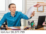 Специалисту в офисе посетитель отдает заявление. Стоковое фото, фотограф Иванов Алексей / Фотобанк Лори