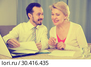 Woman and manager discuss contract. Стоковое фото, фотограф Яков Филимонов / Фотобанк Лори