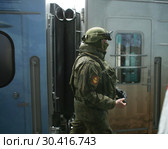 Боец вооруженных сил России около вагона поезда (Поезд военно-патриотической акции «Сирийский перелом», Самара, вокзал, 2919) (2019 год). Редакционное фото, фотограф Светлана Дильдина / Фотобанк Лори