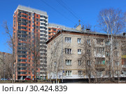 Реновация в Москве: старый дом, назначенный под снос, и новый, построенный для переселения жильцов. Бабушкинский район, СВАО, Москва (2019 год). Редакционное фото, фотограф Елена Орлова / Фотобанк Лори