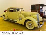 Автомобиль "Паккард" (Twelve series 1507, модель 1039) 1937 года выпуска на выставке старых и редких автомобилей (2018 год). Редакционное фото, фотограф Сергей Рыбин / Фотобанк Лори