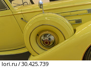 Запасное колесо на автомобиле Паккард (Twelve series 1507, модель 1039) 1937 года выпуска на выставке старых и редких автомобилей (2018 год). Редакционное фото, фотограф Сергей Рыбин / Фотобанк Лори