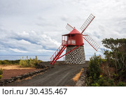 Windmill on shores of the Atlantic Ocean, Pico Island, Azores (2012 год). Стоковое фото, фотограф Юлия Бабкина / Фотобанк Лори