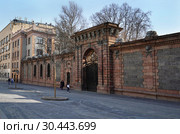 Москва, Садовая-Черногрязская улица, гранитная ограда городской усадьбы С. П. фон Дервиза - Л. К. Зубалова (2018 год). Редакционное фото, фотограф Dmitry29 / Фотобанк Лори