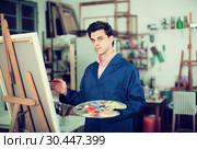 Artist painting on canvas. Стоковое фото, фотограф Яков Филимонов / Фотобанк Лори
