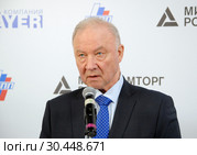 Виктор Иванов, президент Российского Союза химиков, председатель Комиссии по химии и нефтехимии РСПП,  на открытии 2-й Международной специализированной выставки профессиональной и бытовой химии, косметики и средств гигиены ChemiCos (2019 год). Редакционное фото, фотограф Александр Замараев / Фотобанк Лори